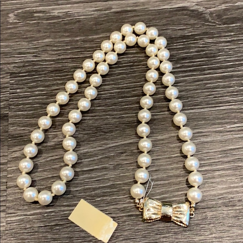 Faux pearl necklace w/ bow